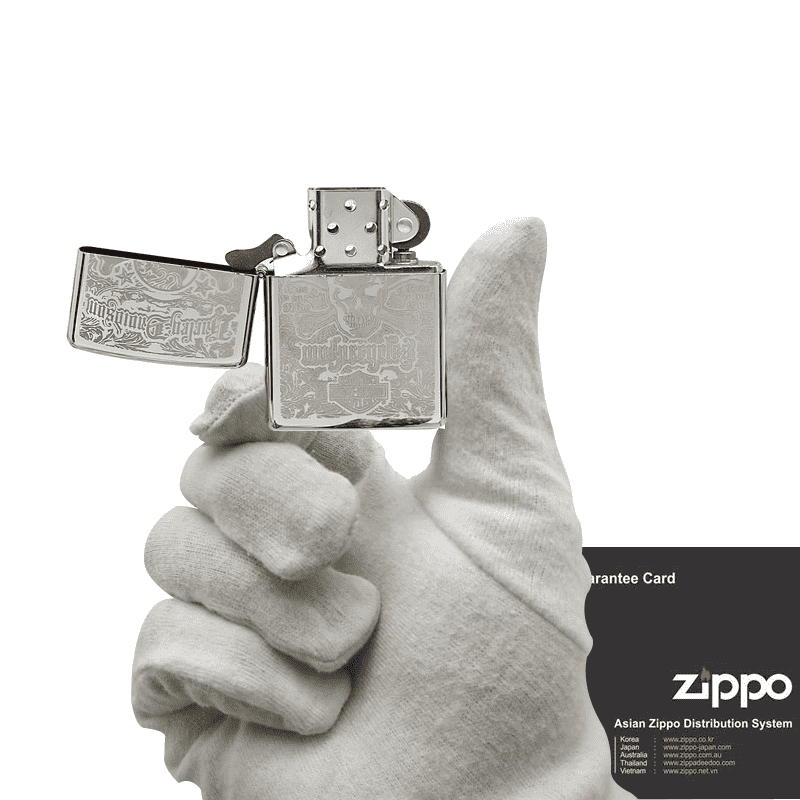 Hộp quẹt Zippo ZP283 trên tay tại cửa hàng ZiPPO Việt Nam